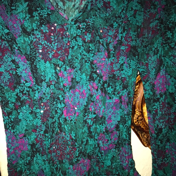 Blouse 👚 - Picture 2 of 4